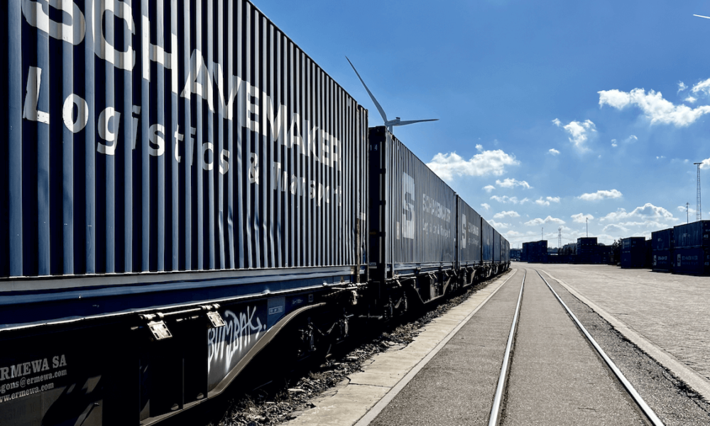 Schavemaker containers op goederentrein bij CCT Moerdijk