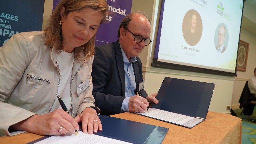 Caroline Koiter (Directeur Rail Cargo) tekent samenwerkingsovereenkomst met UIRR