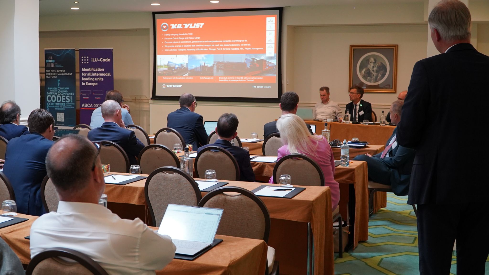 Presentatie van VD Vlist over gecombineerd speciaaltransport tijdens UIRR event