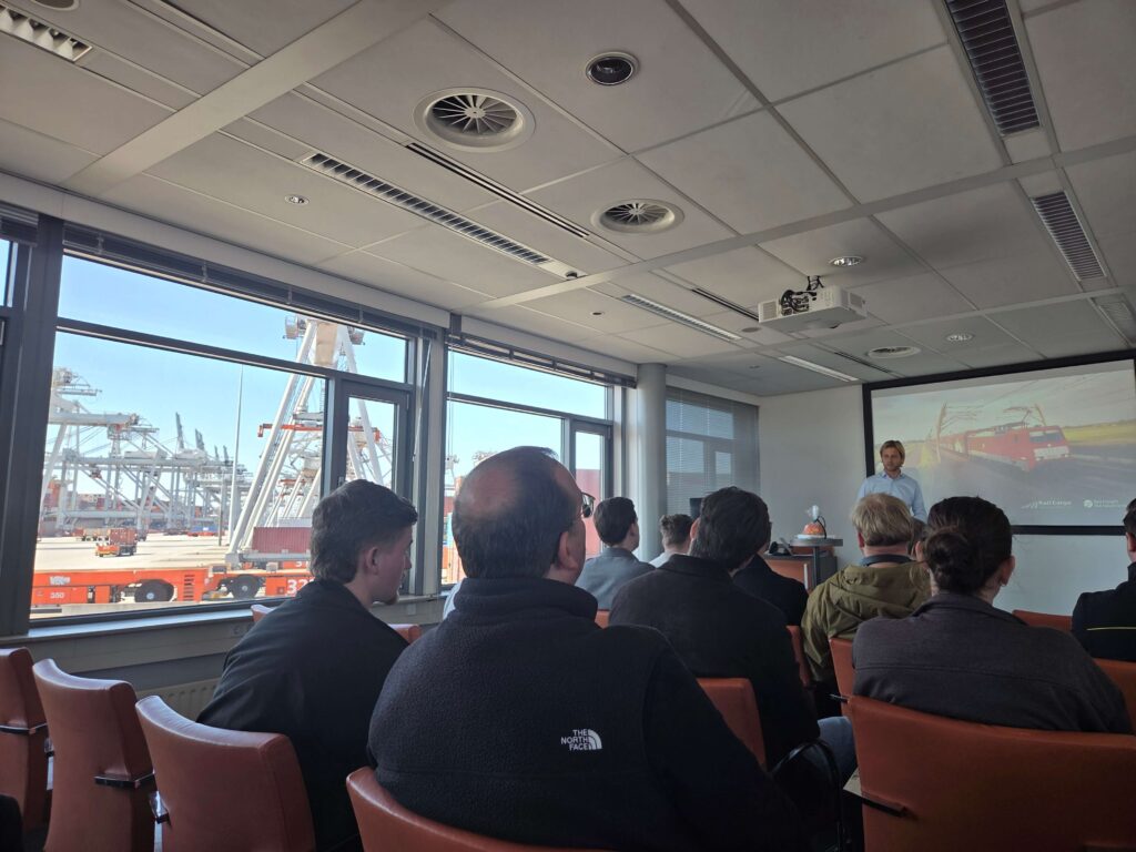 Wietse Bruinsma (marketing) geeft presentatie op ECT container terminal