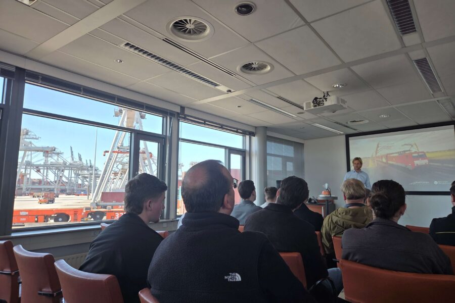 Wietse Bruinsma geeft presentatie op ECT container terminal