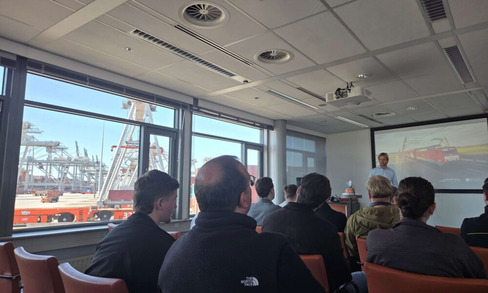 Wietse Bruinsma (marketing) geeft presentatie op ECT container terminal