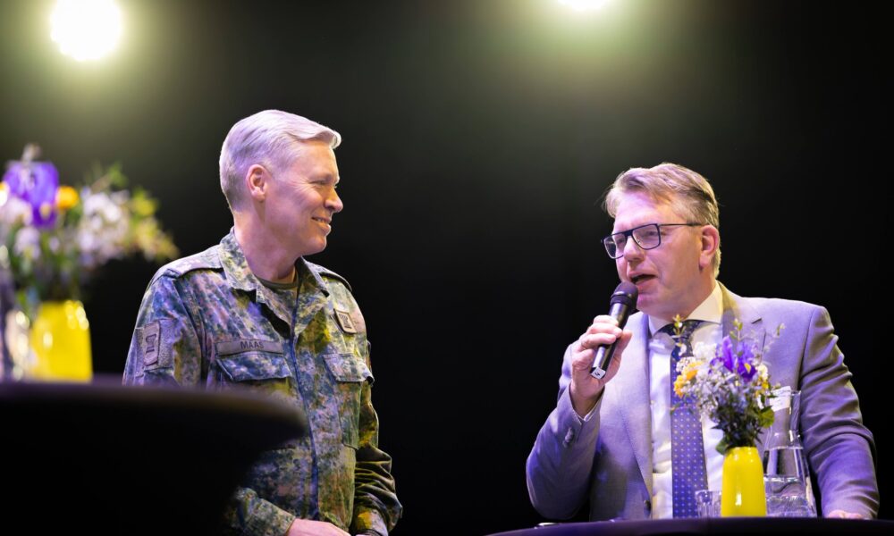 Cas König, CEO van North Sea Port, en luitenant-generaal Jan-Willem Maas, commandant van het Defensie Ondersteuningscommando (DOSCO) op het spoorcongres