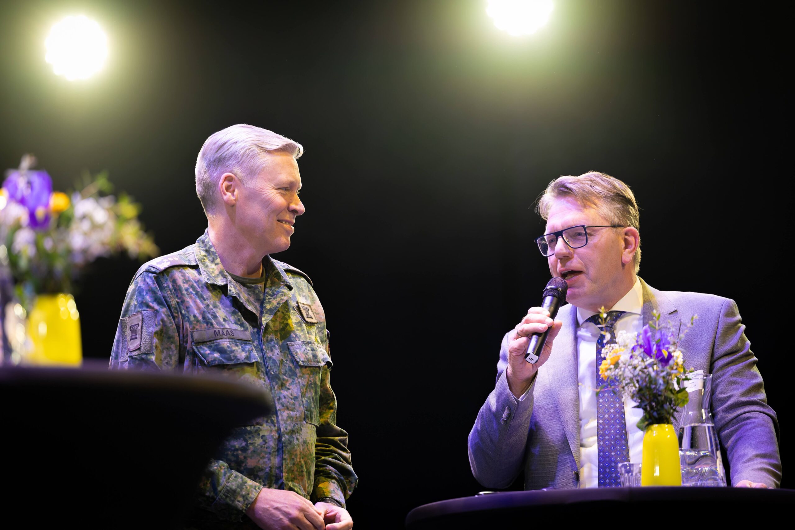 Cas König, CEO van North Sea Port, en luitenant-generaal Jan-Willem Maas, commandant van het Defensie Ondersteuningscommando (DOSCO) op het spoorcongres