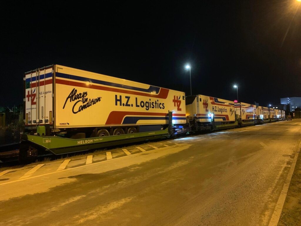 zeven trailers met planten intermodaal (goederentrein) vervoerd naar Polen