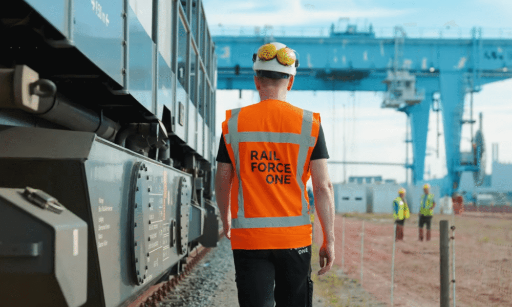 Spoorvervoer machinist APM Maasvlakte. Dag van de treinmachinist